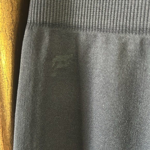 Super soft Fabletics 3/4 leggings size S - Picture 3 of 5